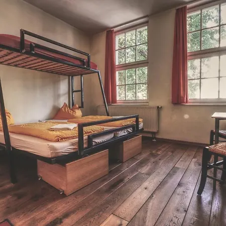 Opera Hostal *