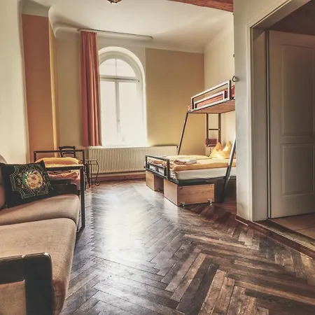 Opera אכסניה *